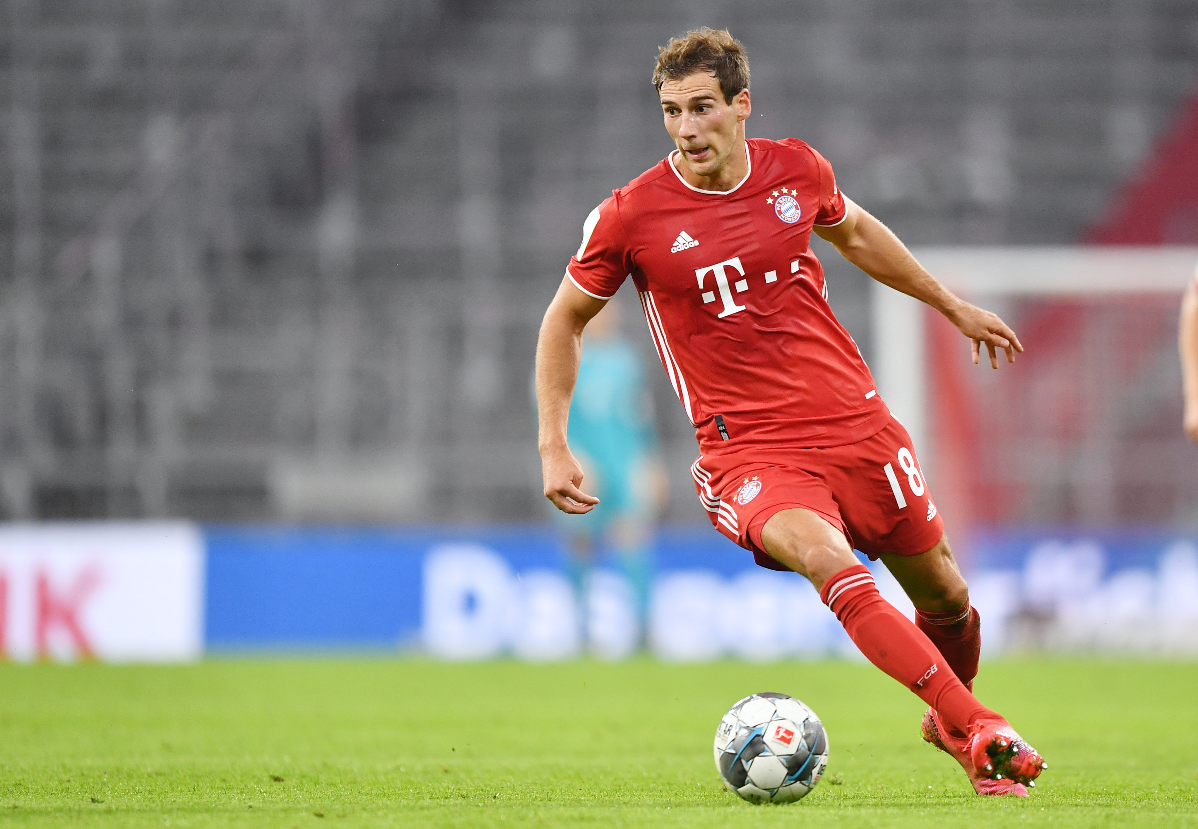 欧美诗化妆品海报设计_美肤产品海报设计制作